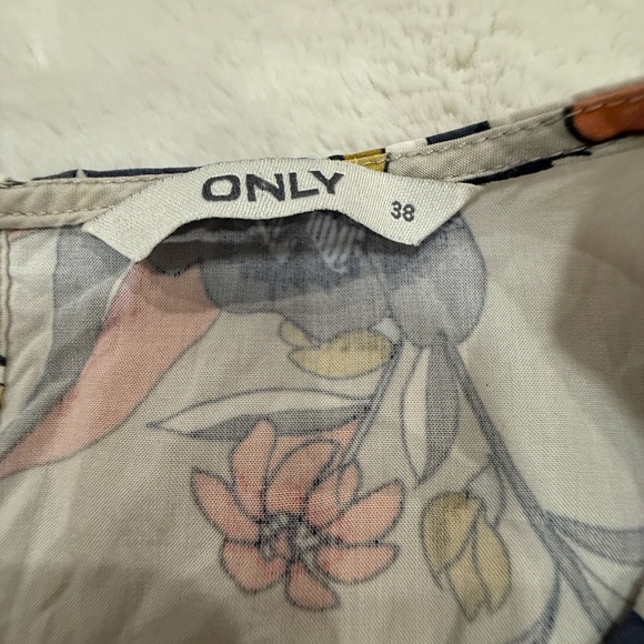 ONLY Size 38 US Medium Beige/Floral Short Shirt 3/4 Sleeves - Picture 3 of 5